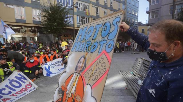 El presidente del Comité de Empresa de Alcoa, José Antonio Zan, en una concentración conjunta de trabajadores de las fábricas de Alcoa y de Vestas.