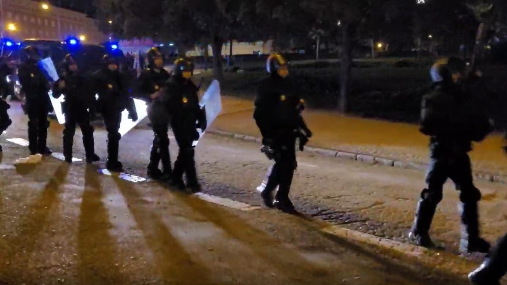 Imagen de las cargas policiales la pasada madrugada en el parque del Oeste de la capital.