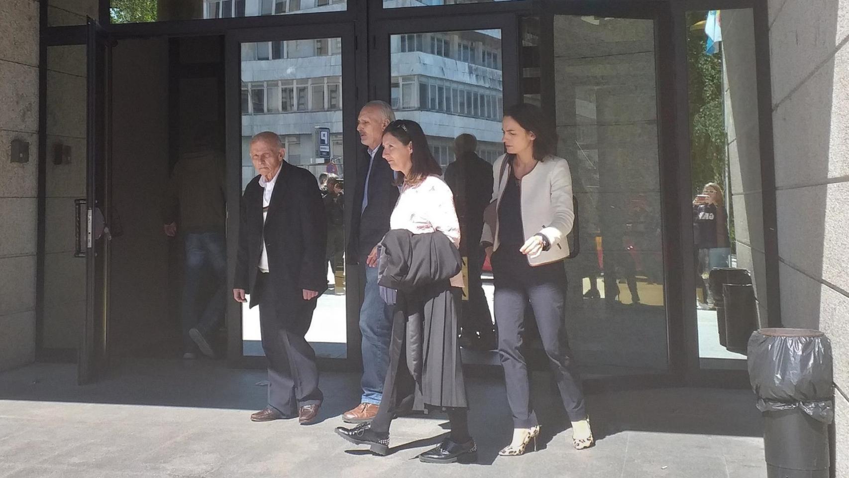 José Antonio V.V., conocido como el anciano ‘rayacoches’, saliendo del juzgado de Vigo.