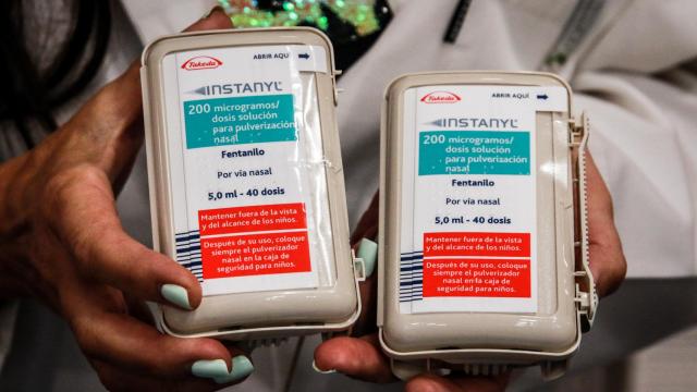Dos envases de fentanilo de administración nasal.