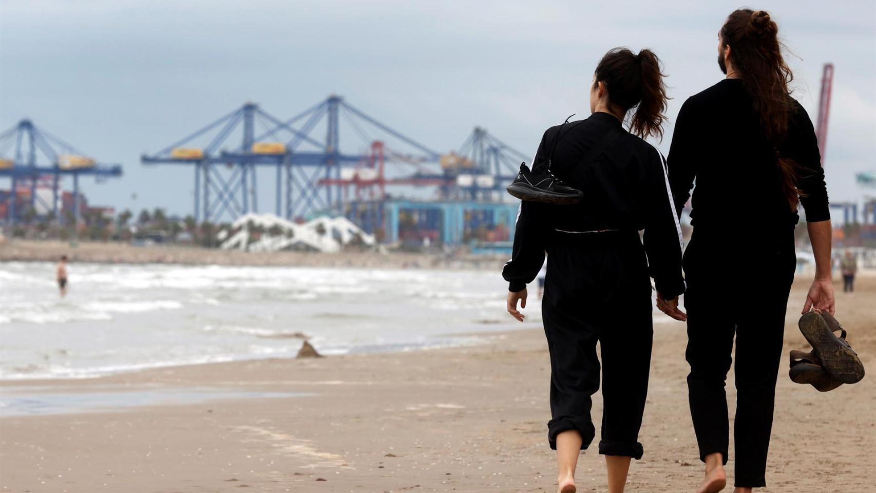Una pareja pasea por la playa de la Malvarrosa, en Valencia, este lunes.