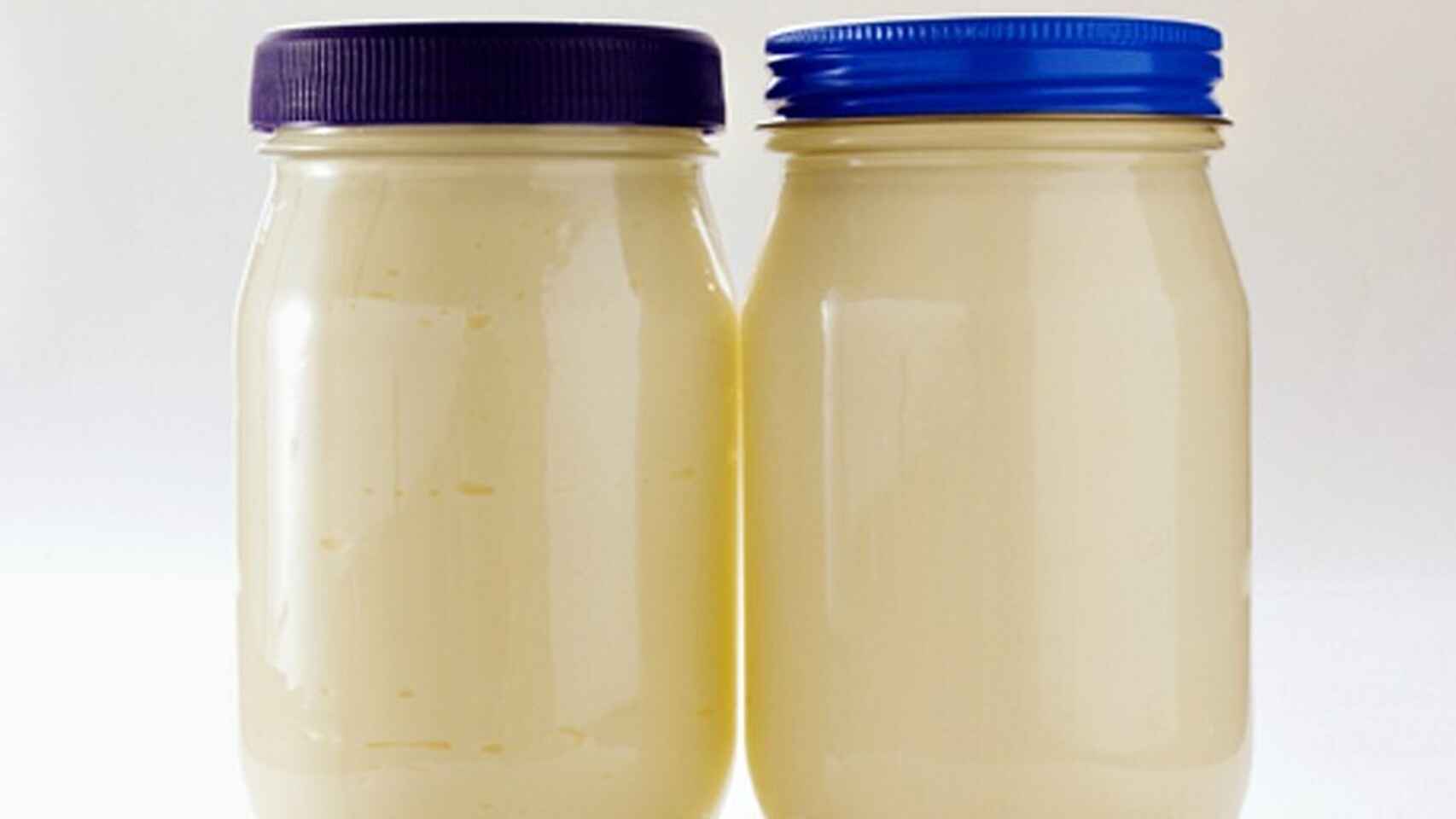 Dos botes de mayonesa industrial.
