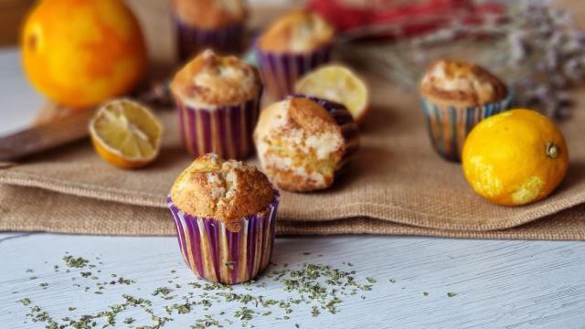 Muffins de limón y orégano, jugosos por dentro y con una cobertura crujiente