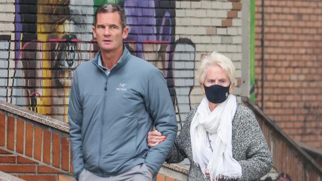 Iñaki Urdangarin, junto a su madre, Claire Liebaert, paseando por Vitoria.