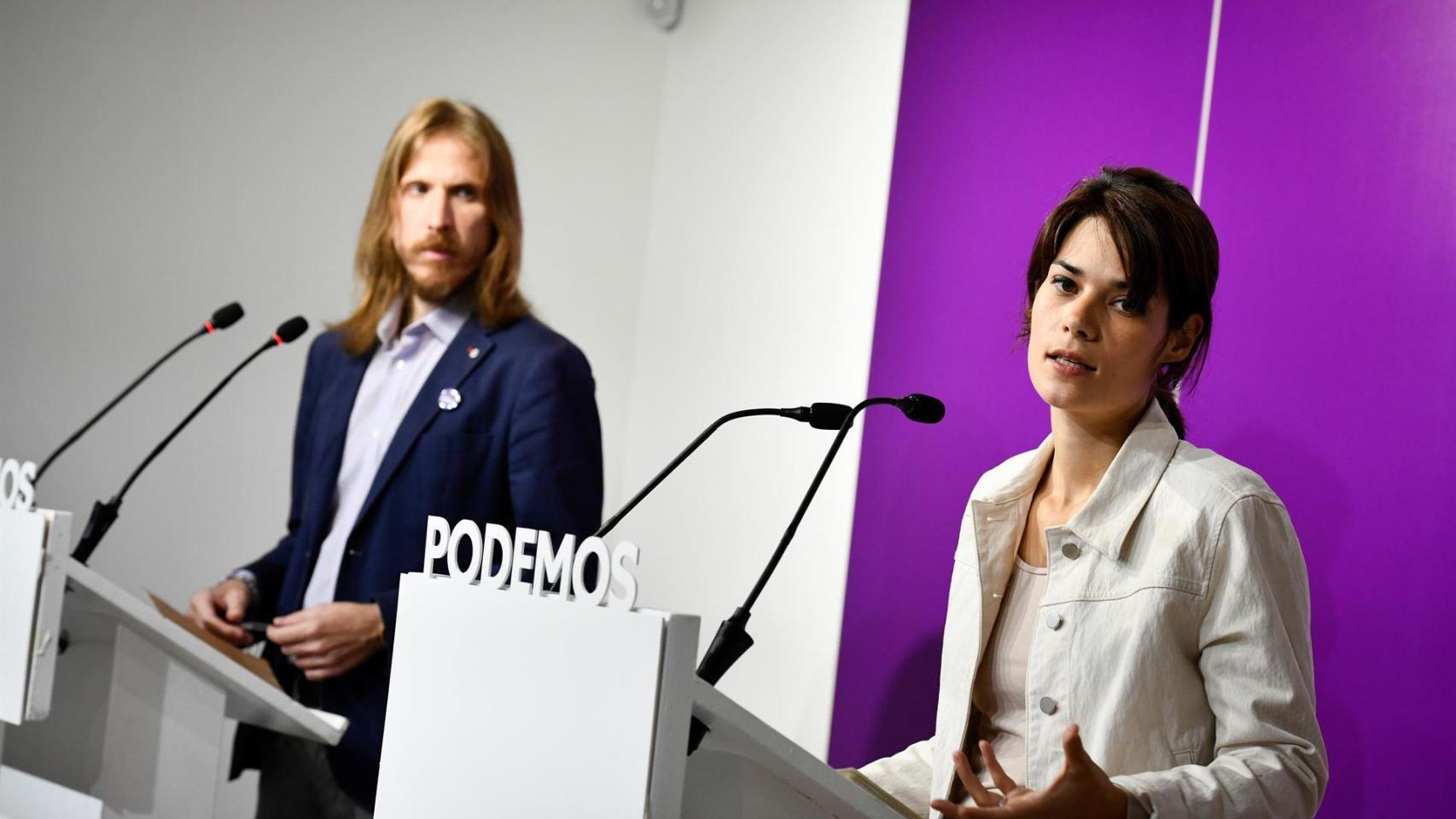 Los portavoces de Unidas Podemos, Pablo Fernández e Isa Serra, durante la rueda de prensa este lunes.
