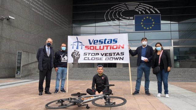 El exciclista profesional y trabajador de Vestas Alejandro Paleo se reúne en Bruselas con varios eurodiputados gallegos.