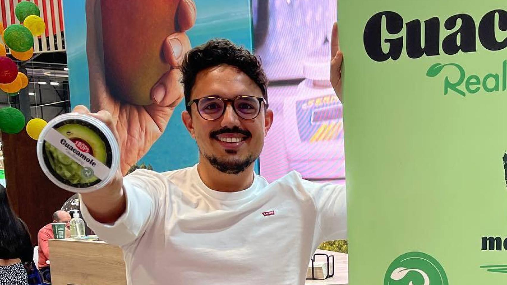 Carlos Ríos promocionando su guacamole.