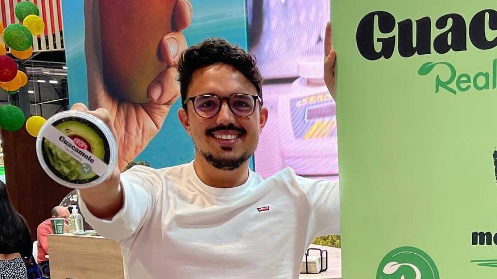 Carlos Ríos promocionando su guacamole.