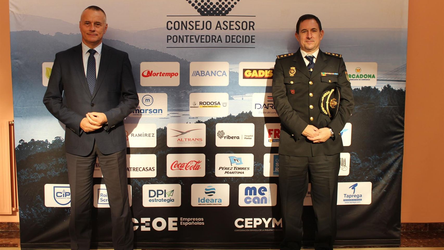 El presidente de la CEP y el comisario jefe durante la visita