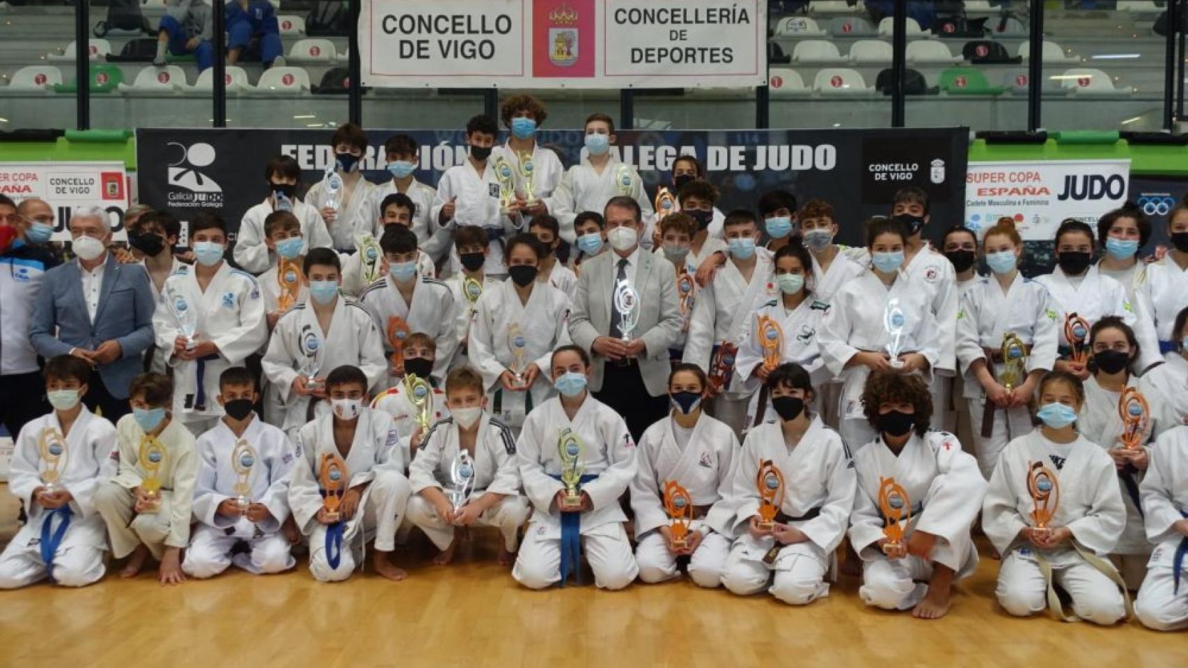 Abel Caballero al finalizar una competición de judo en el pabellón de Navia