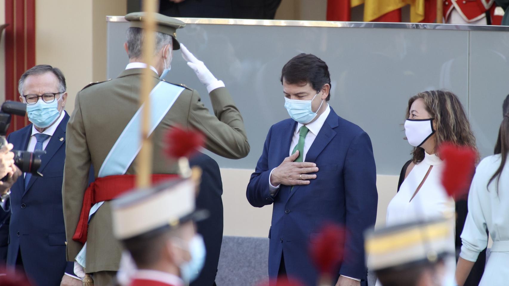 Mañueco saluda al rey en el desfile militar con motivo del 12-O
