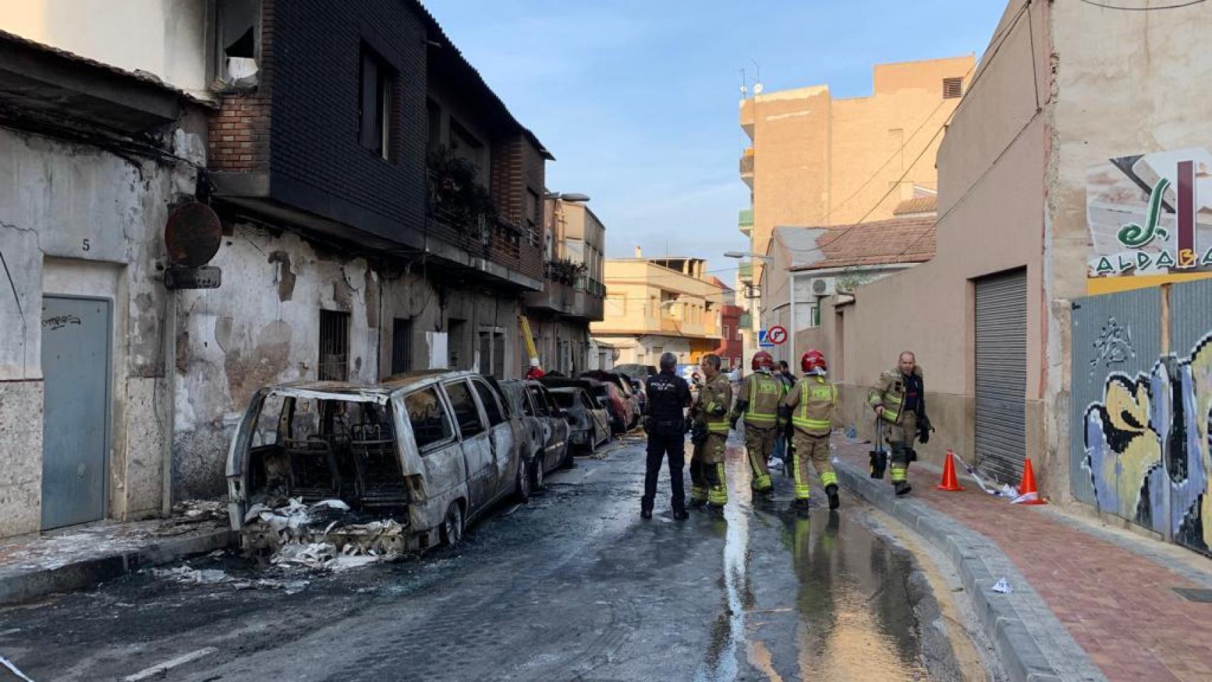 Bomberos de Molina de Segura, este martes, en la calle San Esteban.