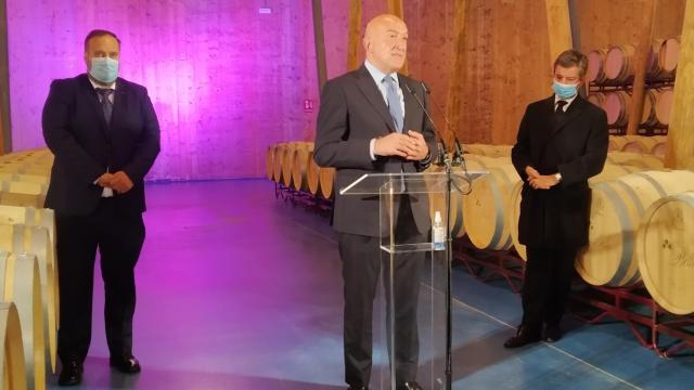 El consejero de Agricultura, Ganadería y Desarrollo Rural, Jesús Julio Carnero, junto al alcalde de Villaba de Duero y el CEO de CVNE, Víctor Urrutia.