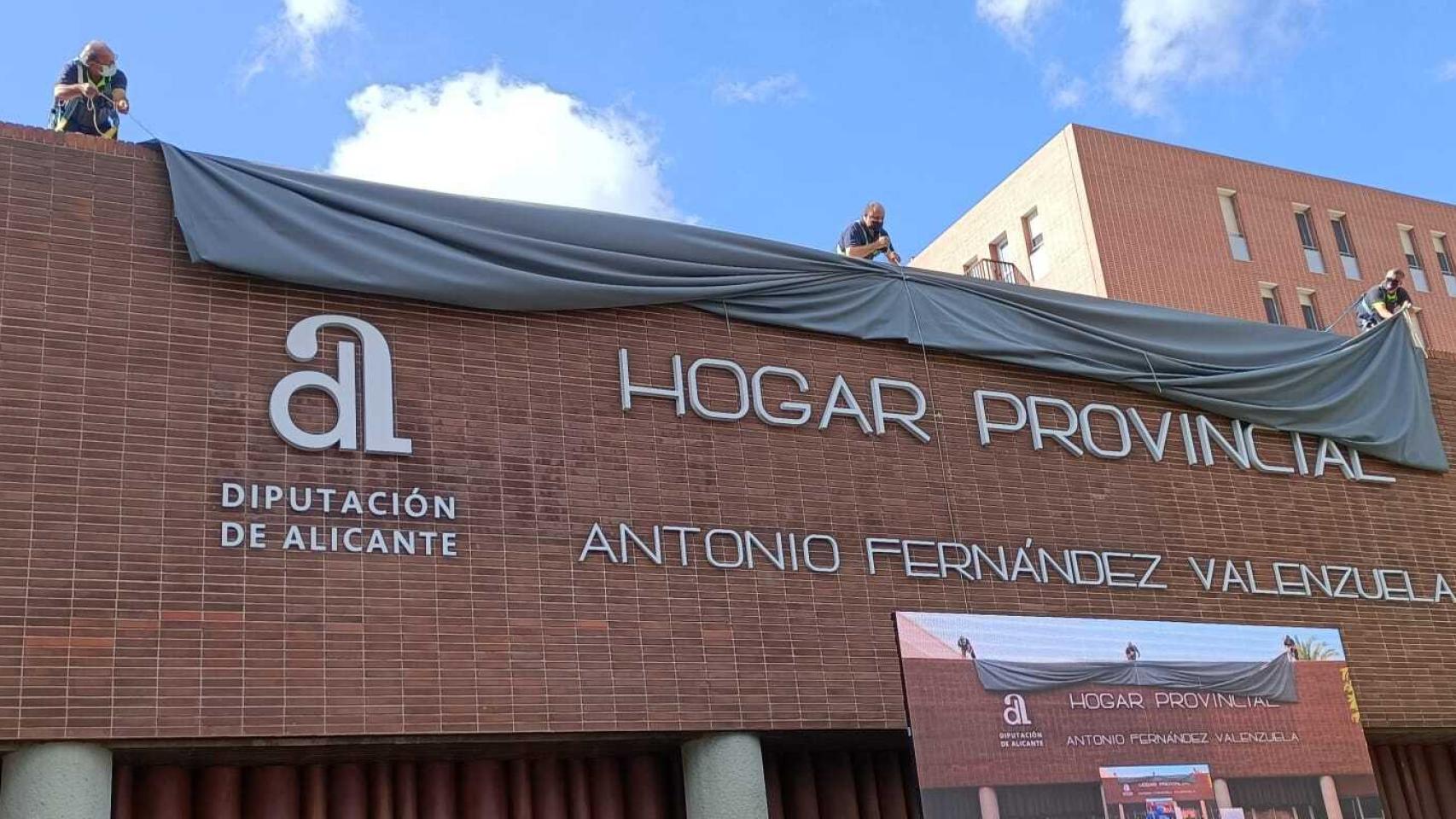 Momento en el que se descubre el nombre de Fernández Valenzuela en la fachada.