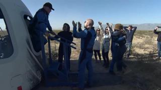 William Shatner saliendo de la New Shepard