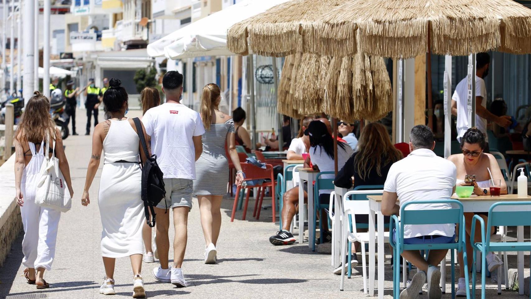 Un grupo de personas pasean por el paseo marítimo de Pedregalejo