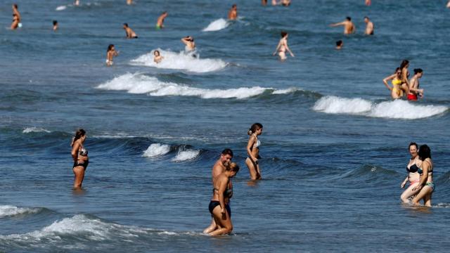 Bañistas en la playa de la Malvarrosa el pasado fin de semana.