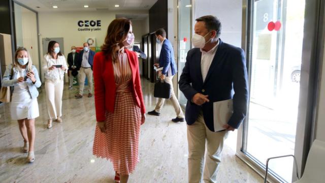 Adolfo Sainz junto a la Consejera de Empleo e Industria, Ana Carlota Amigo. Archivo