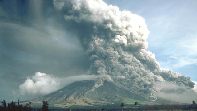 Flujos piroclásticos durante la erupción del Monte Mayón en 1981
