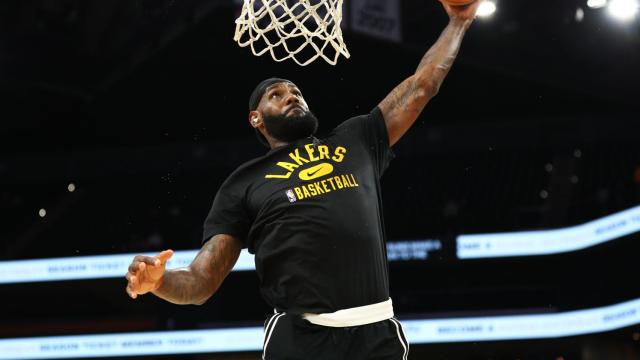 LeBron James, durante un calentamiento de Los Angeles Lakers