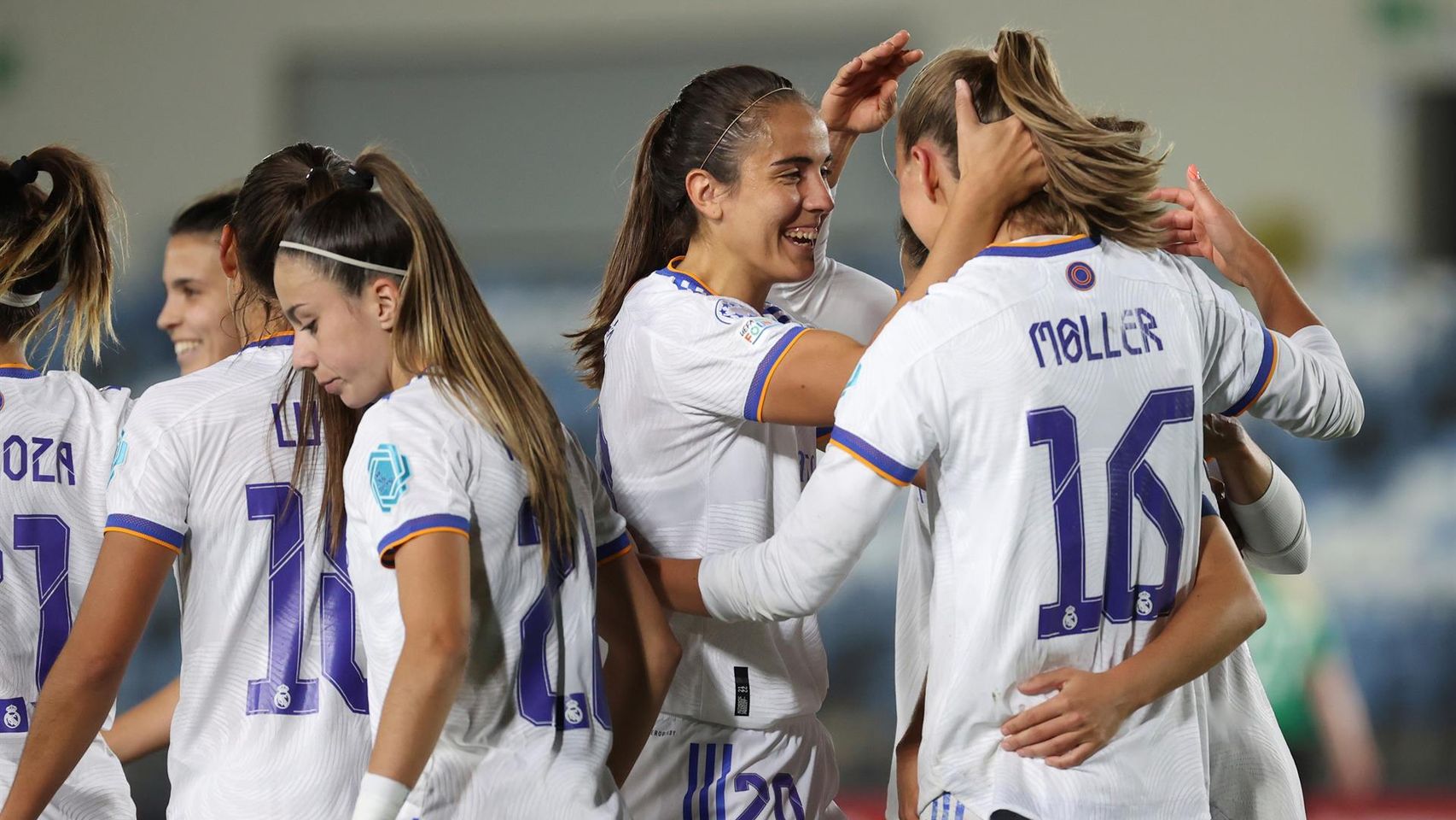 Piña de los jugadoras del Real Madrid Femenino para celebrar un gol en la Women's Champions League 2021/2022