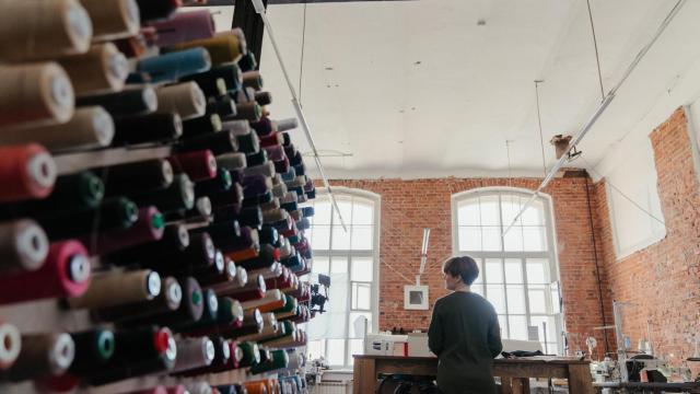 El incremento de la demanda de productos textiles ha aumentado el consumo de fibras sintéticas derivadas del petróleo