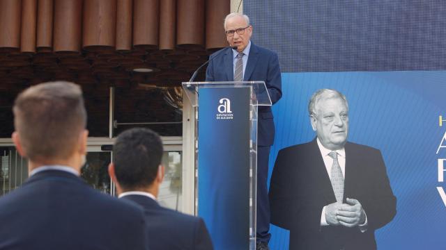 El ex vicepresidente del Gobierno, el socialista Alfonso Guerra, este miércoles en Alicante. Efe