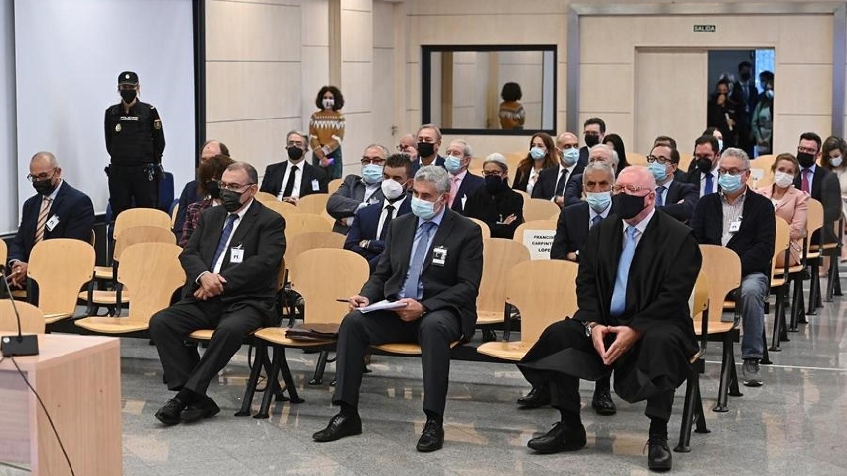 Villarejo, el primero a la derecha, en el banquillo de la Audiencia Nacional./