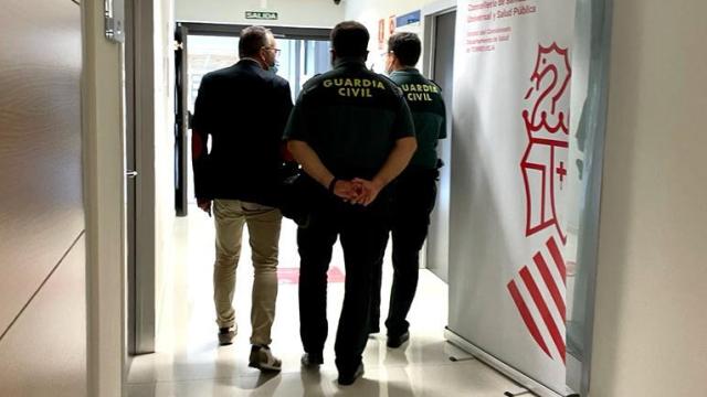 Dos agentes de la Guardia Civil, en el Hospital de Torrevieja para investigar el 'hackeo' que denuncia Ribera Salud.