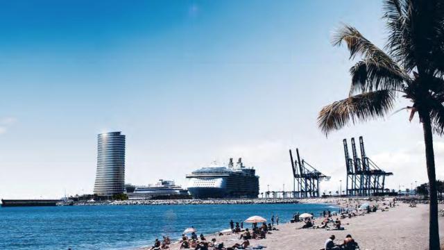 Vista de la torre del puerto de Málaga desde la zona de La Malagueta.