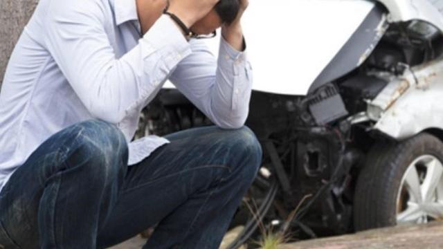 Un usuario se lamenta tras haber tenido un percance con su coche.