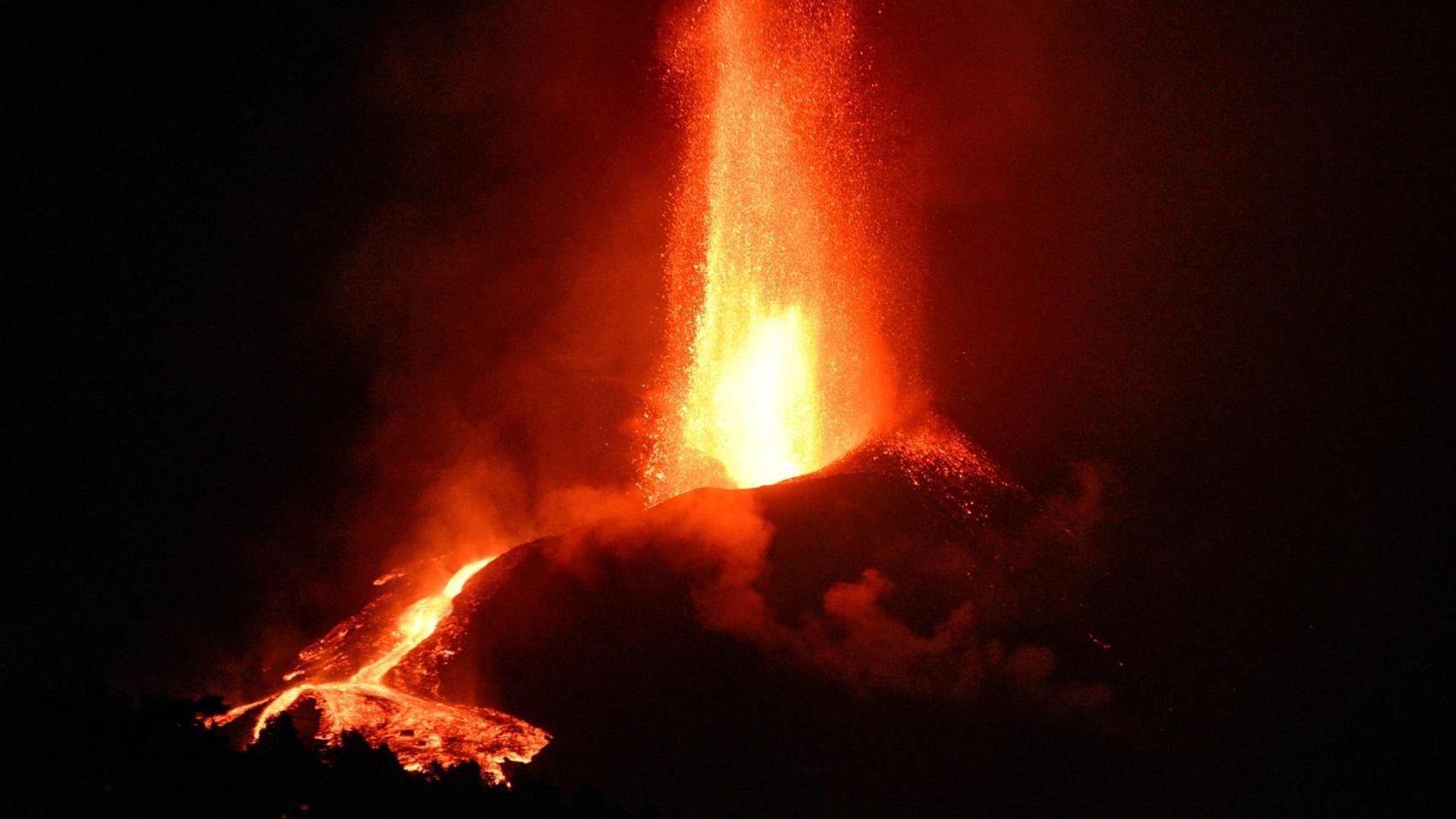 El volcán de Cumbre Vieja en La Palma, en erupción.