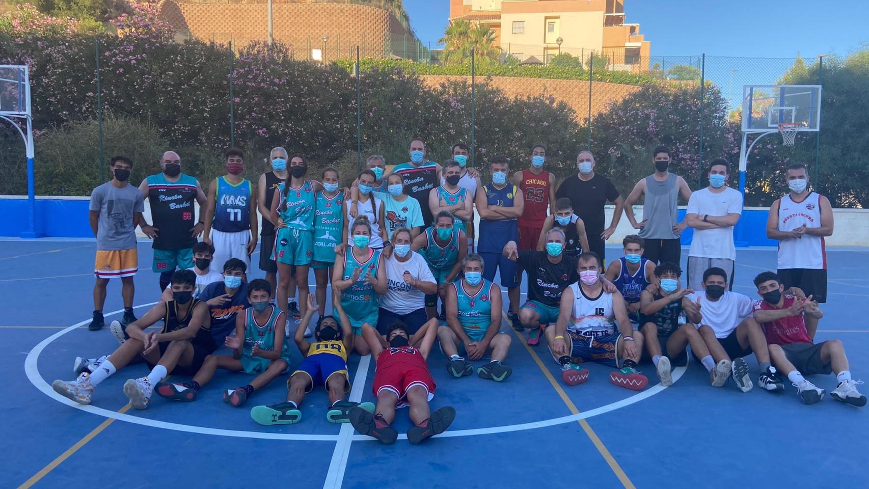 Imagen de familia del Rincón Basket Club tras un entrenamiento.