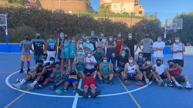 Imagen de familia del Rincón Basket Club tras un entrenamiento.