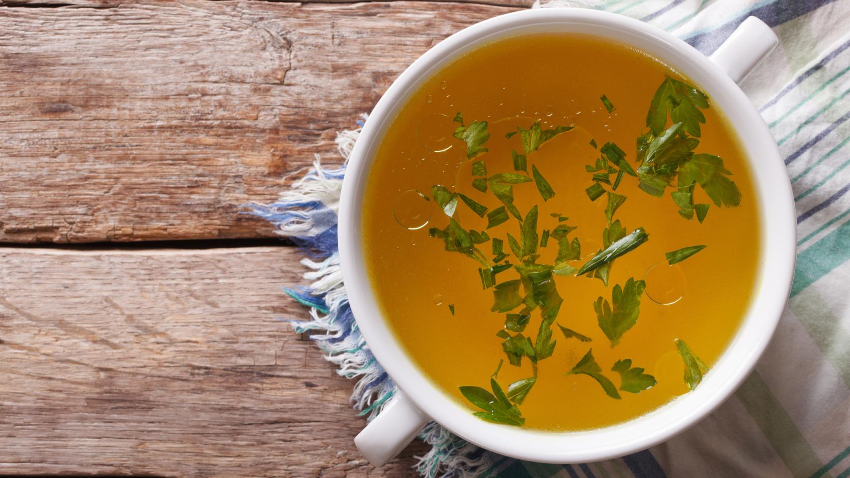 Una sopa caliente en un cuenco.