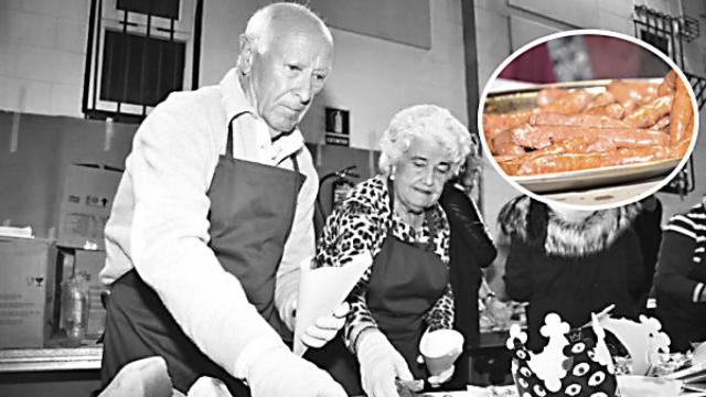 Pedro Wamba repartiendo salchichas en una de las fiestas en Zaratán