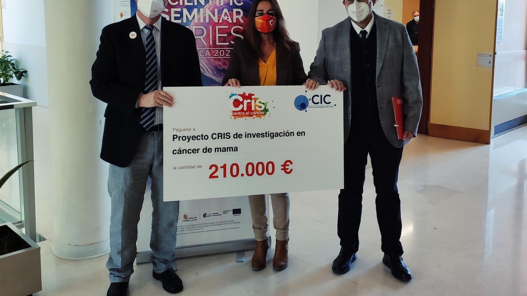 Atanasio Pandiella, Marta Cardona y José Miguel Mateos muestran el cheque de 210.000 euros donados por la Fundación CRIS a los investigadores del CIC salmantino