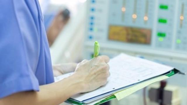 Imagen de archivo de una enfermera realizando su trabajo