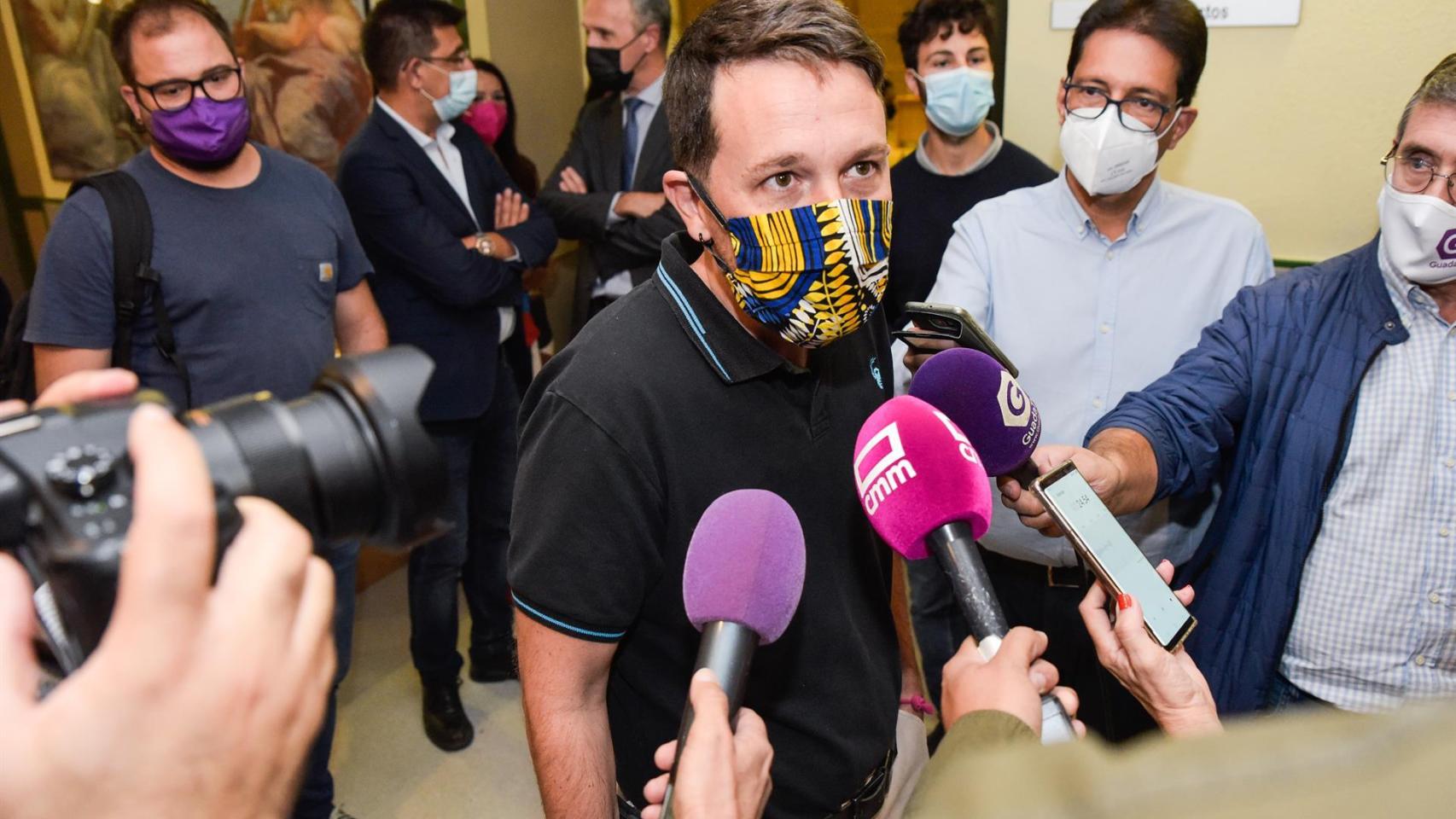 Pablo Iglesias durante su atención a los medios de comunicación este miércoles en Guadalajara.