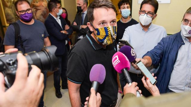 Pablo Iglesias durante su atención a los medios de comunicación este miércoles en Guadalajara.