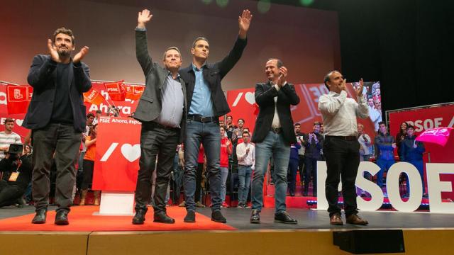 Page junto a Pedro Sánchez en una imagen de archivo.