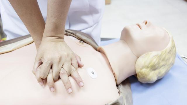 Práctica de una RCP con un muñeco de formación.