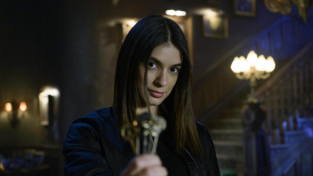 Dodge sosteniendo algunas de las llaves en la serie.