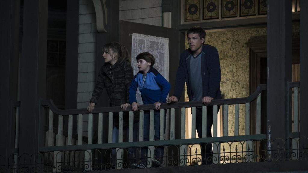 Los tres hermanos asomados en Keyhouse.