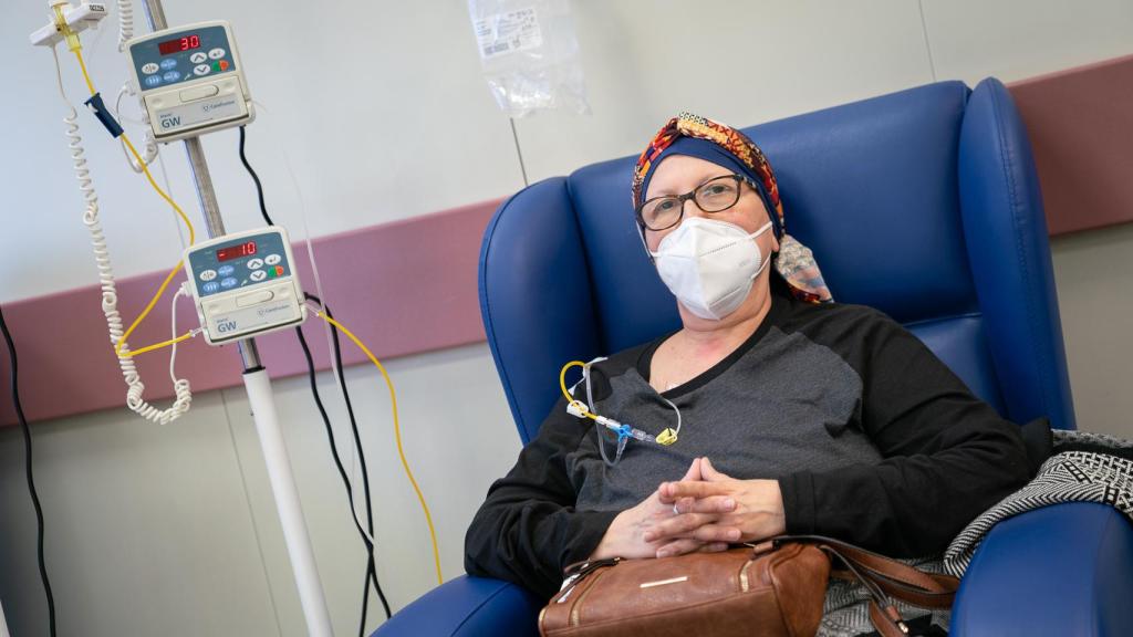 Carmen, en su novena sesión de quimioterapia en el Hospital Universitario de La Paz. (Archivo)
