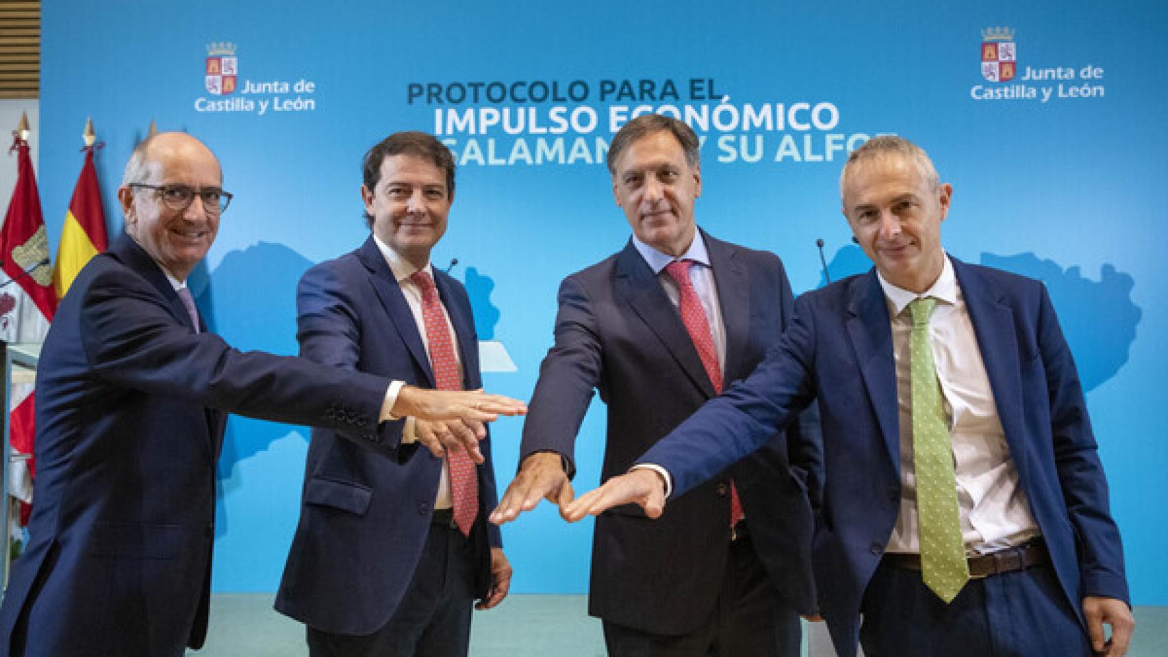 Javier Iglesias, Alfonso Fernández Mañueco, Carlos García Carbayo y Ricardo Rivero, durante la firma del protocolo en el Palacio de Congresos