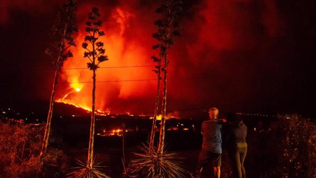Vecinos de Los Llanos de Aridane observan cómo la colada se adentra en el barrio de La Laguna.