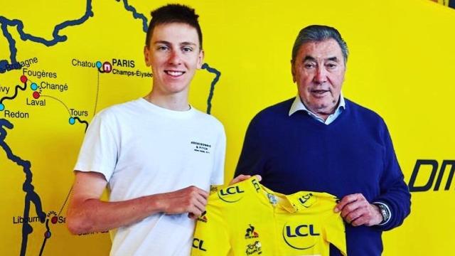 Pogacar y Eddy Merckx posan con el maillot amarillo del líder del Tour de Francia