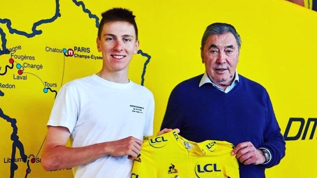 Pogacar y Eddy Merckx posan con el maillot amarillo del líder del Tour de Francia