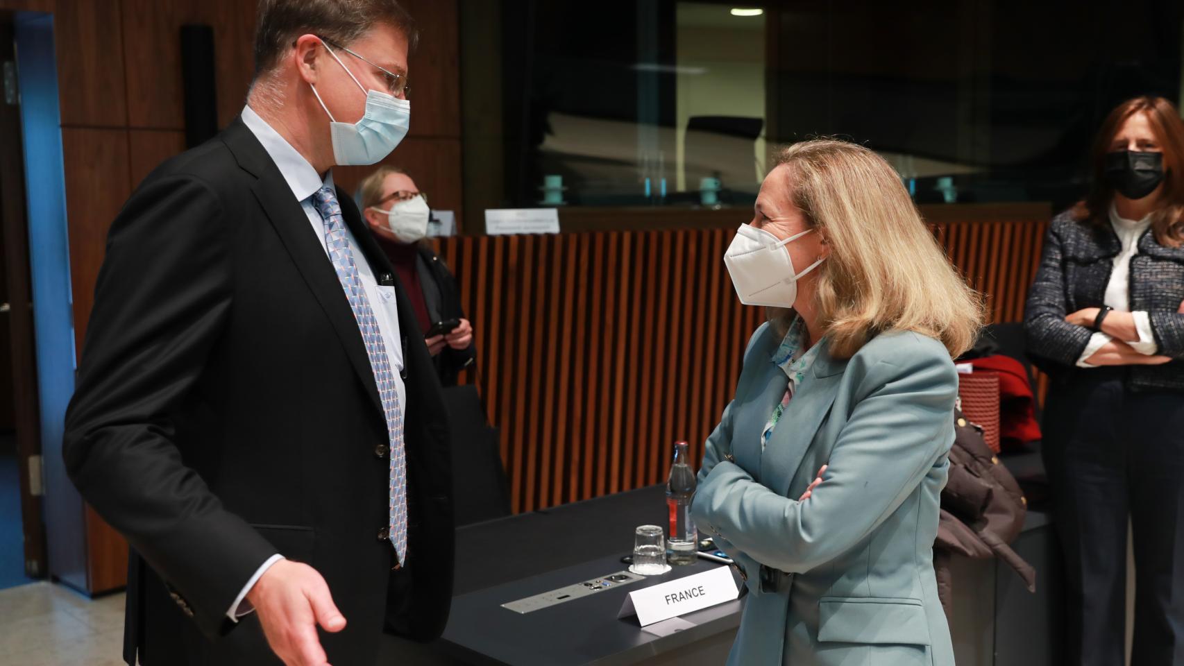 Nadia Calviño conversa con el vicepresidente económico de la Comisión, Valdis Dombrovskis, durante una reunión del Eurogrupo